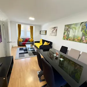 3 Bedrooms 3 Bathrooms Spacious House, Reception, Kitchen, Garden, Parking Appartement
